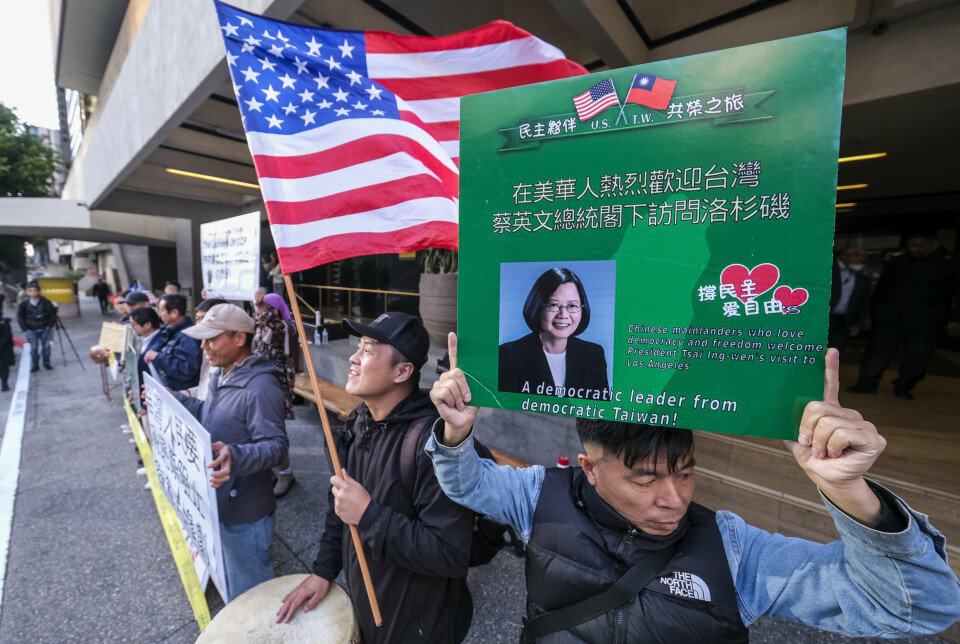 DEMOKRATI-STØTTE: Taiwans president Tsai Ing-wen besøkte Los Angeles i begynnelsen av april i år. Utenfor hotellet stod det flere støttespillere av Taiwans uavhengighet fra Kina.