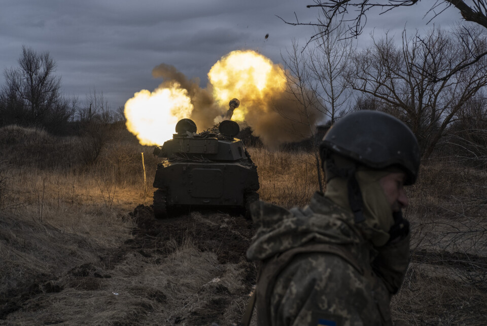 TUNG ILD: En ukrainsk artillerivogn beskyter russiske stillinger i Donetsk-regionen i mars 2023.