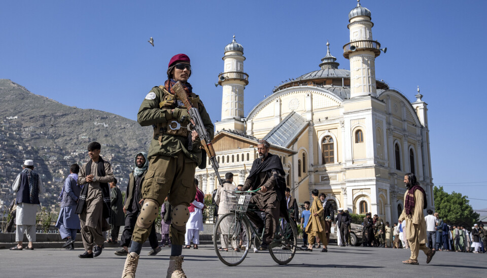 IKKE INVITERT: Taliban deltar ikke på Afghanistan-møte i Doha. Avbildet er en Taliban-soldat på vakt utenfor en moské i Kabul, Afghanistan fredag 21. april.