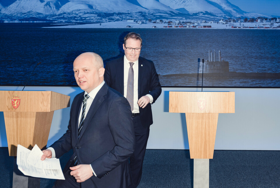 PENGER PÅ BORDET: Finansminister Trygve Slagsvold Vedum og forsvarsminister Bjørn Arild Gram under en pressekonferanse om styrking av Forsvaret.