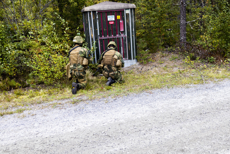 FLERE: Forsvarskommisjonen mener Forsvaret bør utdanne langt flere offiserer og spesialister. Bildet er fra en krigsskole-øvelse i 2021.