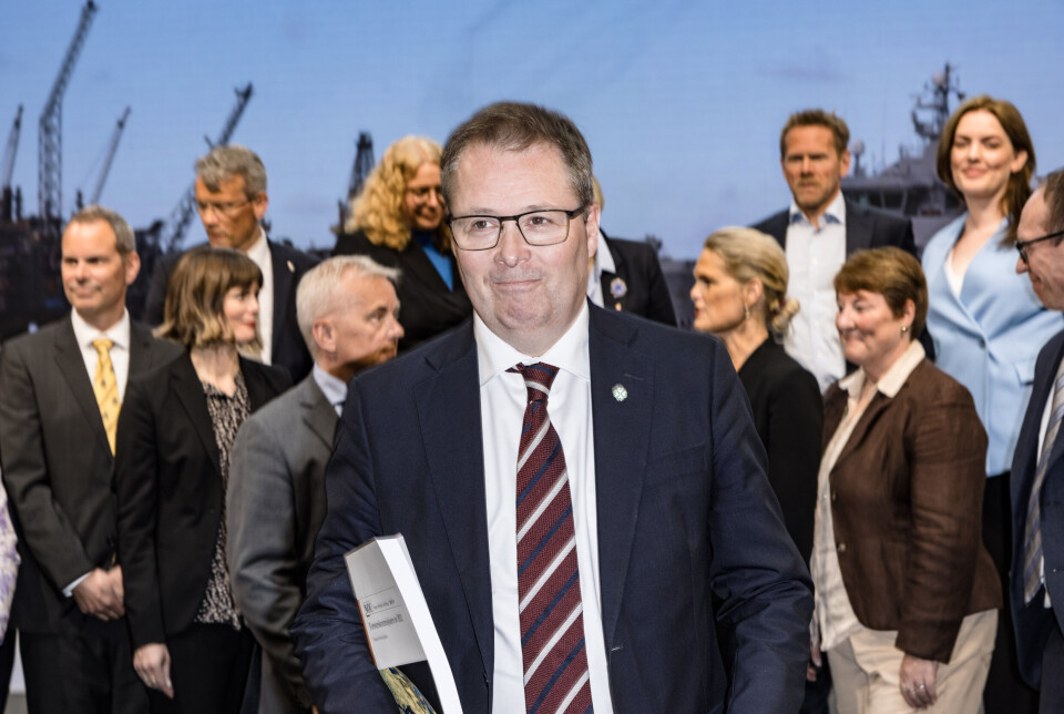 FIKK RAPPORT: Forsvarsminister Bjørn Arild Gram foran medlemmene av Forsvarskommisjon.
