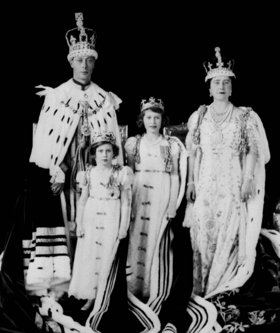 DROPPER DETTE: Kong Charles er forventet å bruke militæruniform fremfor knebukser og silkestrømper, som hans morfar kong George VI brukte under sin kroning i 1937. Kappen og kronen består.