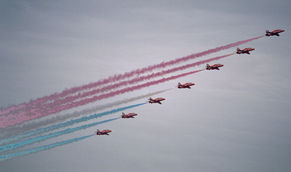 OVERFLYVNING: Karakteristiske The Red Arrows er planlagt å delta i kroningsseremonien. Her avbildet på Gardermoen.