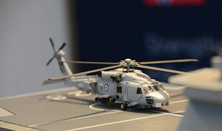 Fregattmodell med helikopter på BAE systems sin stand på FSI-konferansen 18. april.