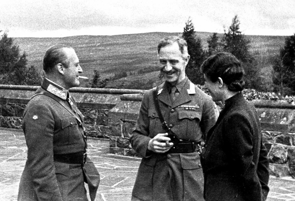 NEVNES: General Carl August Fleischer (i midten), her avbildet sammen med kronprins Olav og kronprinsesse Märtha i Skottland under andre verdenskrig.