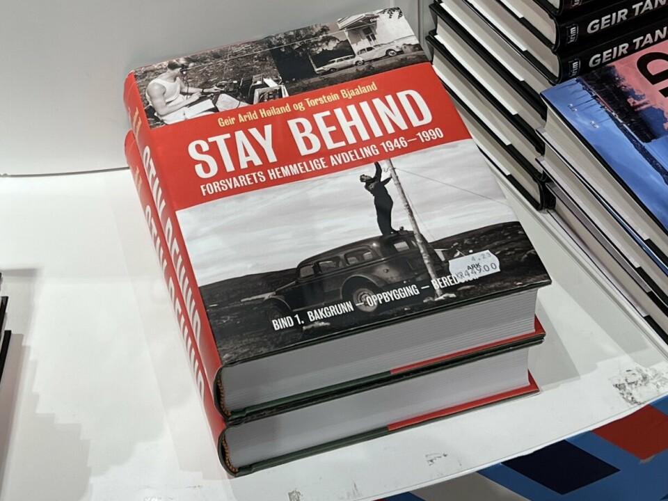 VIL MYKJE: Stay Behind-boka vil mykje, men den funkar dårleg som bok for dei som ikkje er spesielt interesserte, skriv bokmeldaren om Stay Behind.