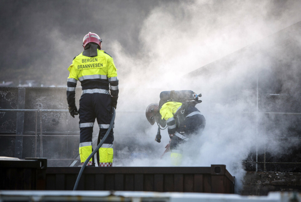 ETTERSLUKKING: Også brannkonstabler fra Bergen brannvesen deltok i arbeidet, men først etter at været tillot det.