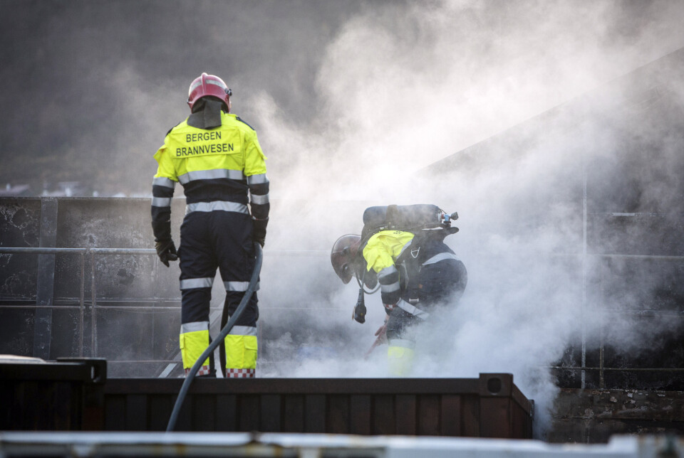 ETTERSLUKKING: Også brannkonstabler fra Bergen brannvesen deltok i arbeidet, men først etter at været tillot det.