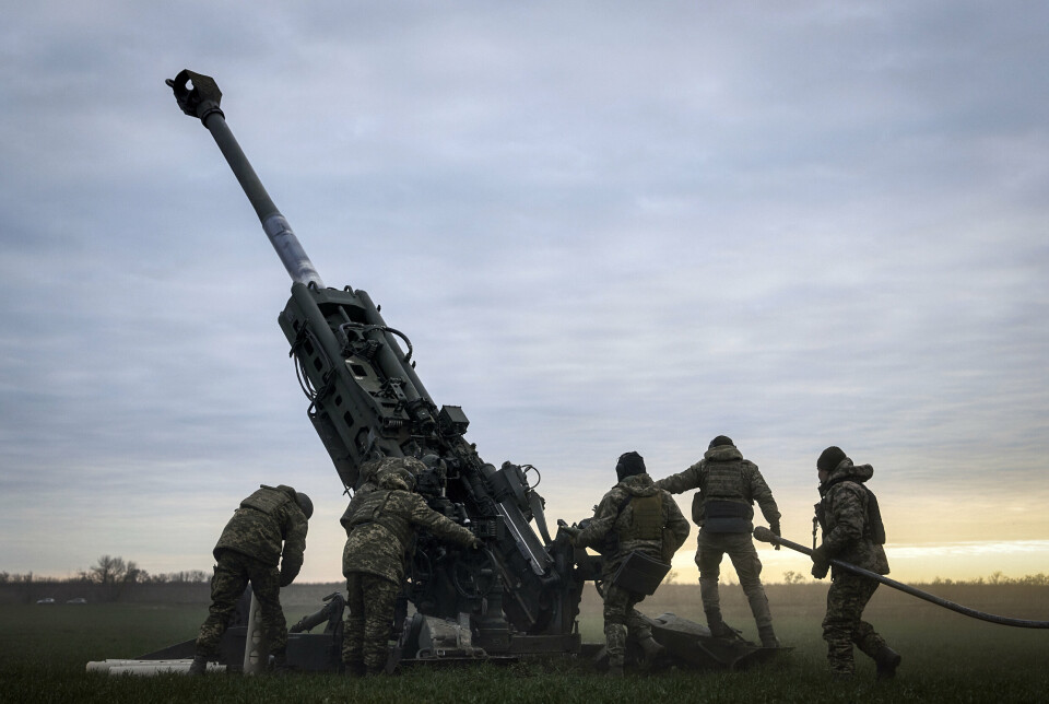 KLAR: Ukrainske soldater forbereder en amerikansk M777 felthaubits til angrep på russiske posisjoner i Kherson-regionen i januar i år.