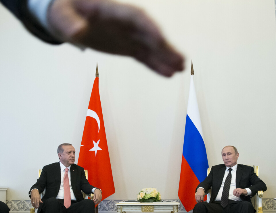 VENN ELLER FIENDE: Før krigen var Tyrkia en av Russlands argeste rivaler. Her møtte Tyrkias president Recep Tayyip Erdogan Russlands president Vladimir Putin i 2016, mens en sikkerhetsvakt prøvde å stanse bildetagningen.