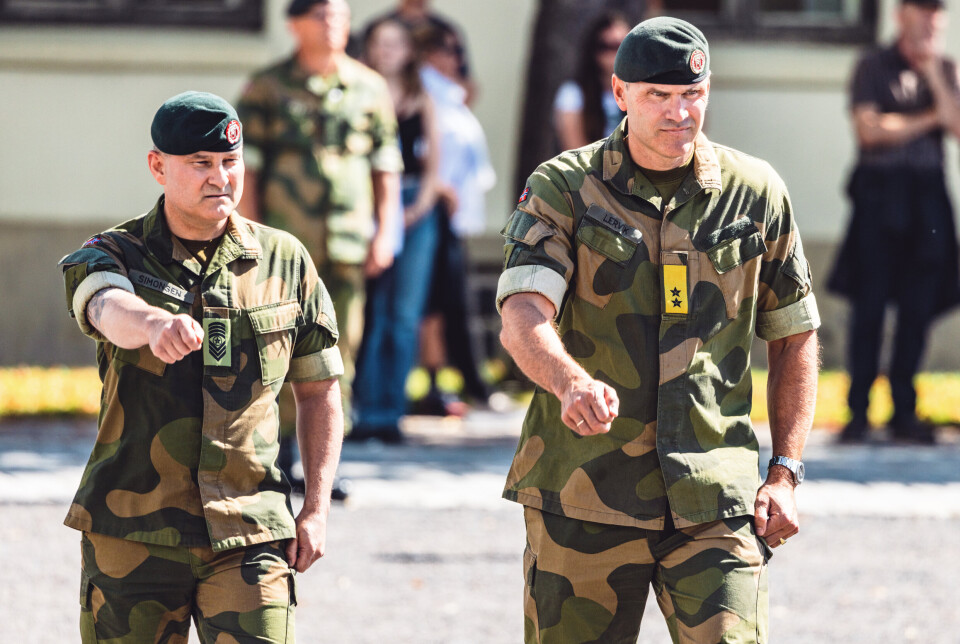 UNØDVENDIG: Sjefssersjant i Hæren Kristian Simonsen på rotasjon i Nato-bidraget Enhanced Forward Presence (EFP) i Litauen, seremoni på Akershus festning. Sjef hæren generalmajor Lars Lervik (t.h.) inspiserte styrkene.