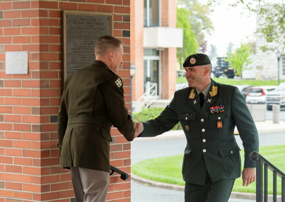 HEDRET: Lars Lervik ble tatt imot av generalmajor David Hill ved Army War College 27 April 2023.