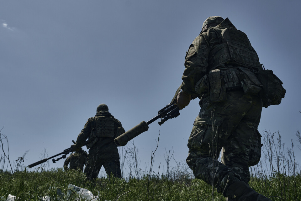 DØDELIG MÅNED: Ukrainske snikskyttere på vei til å bytte posisjon nær Bakhmut i Donetsk-regionen i Ukraina i mai i år, som tidligere var den dødeligste måneden for Russland.
