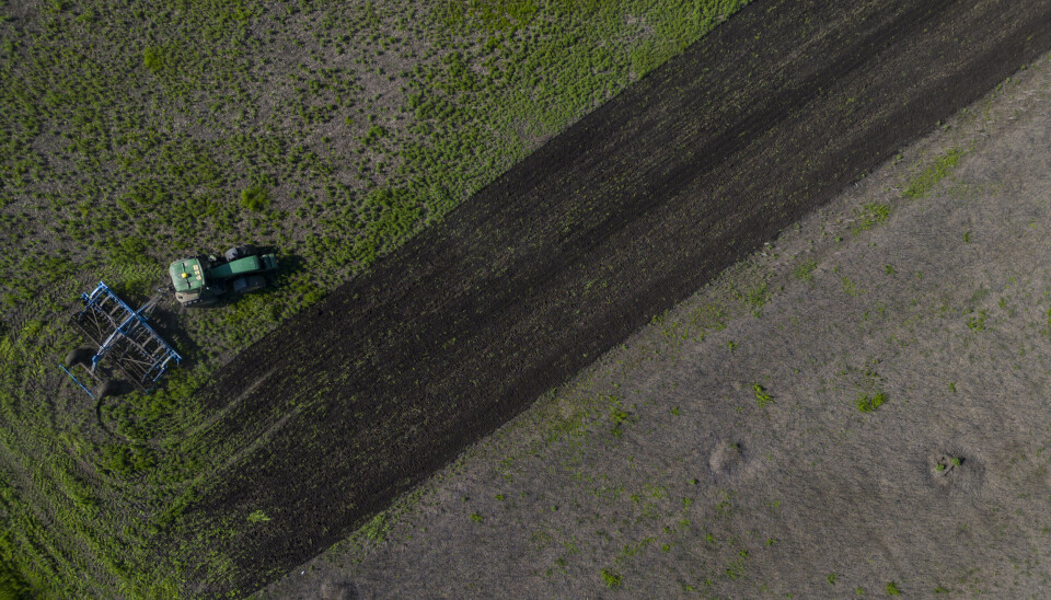 25 APRIL: En traktor pløyer åkeren i Kherson. Mange bønder sliter med at miner og andre eksplosiver etter krigføringen ligger strødd på åkrene deres.