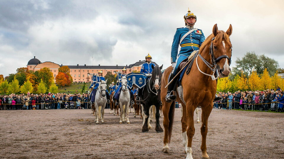 HJELM-PROBLEM: Paradehjelmene til Livgardets ridende musikere er ikke sikker nok. Det vil det svenske forsvaret gjøre noe med.