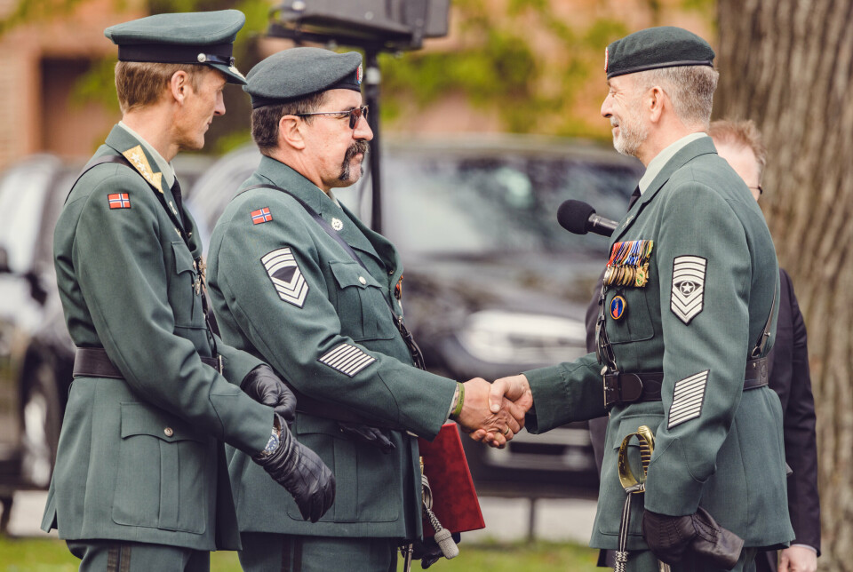 DEKORERT: Kommandérsersjant Ronny Langvassli mottar Forsvarets medalje for edel dåd. Her tar sjefssersjant Rune Wenneberg ham i hånden.