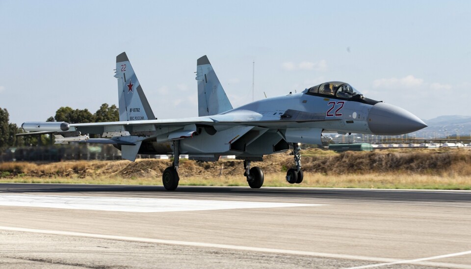 RUSSISK: Et Su-35 kampfly fotografert i Syria i 2019. Det var et Su-35 som nesten kolliderte med et polsk fly over Svartehavet fredag, rapporterte Reuters 7. mai, med Polens grensevakt som kilde.