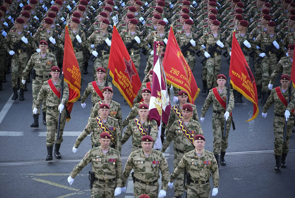PARADE: Russiske soldater marsjerer mot Den røde plass under militærparaden.