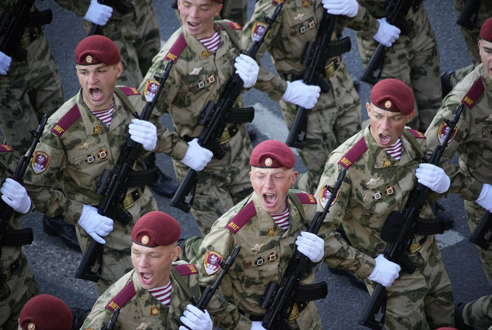 MARSJERER: Soldater i marsj under militærparaden.