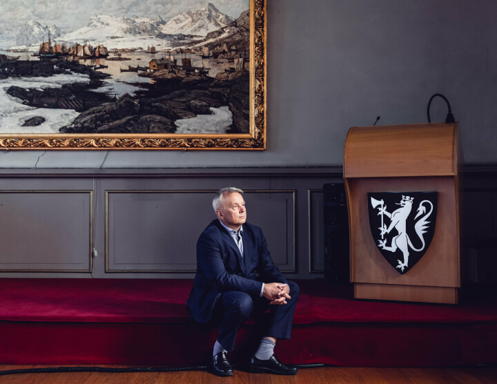 NY VÅR: Leder av Forsvarskommisjonen, Knut Storberget, sitter foran maleriet «Vårdag i Svolvær» av Otto Sinding på «Den Gamle Krigsskole» i Oslo.