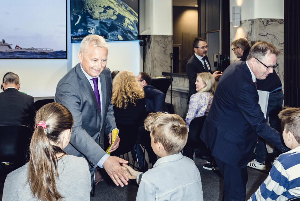 FREMTIDEN: Storberget og forsvarsminister Bjørn Arild Gram hilser på elever fra Grefsen skole etter overleveringen av rapporten.