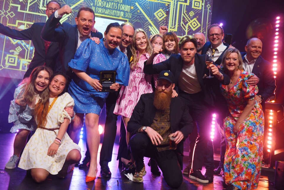 PÅ SCENEN: Det ble tre turer på scenen for Forsvarets forums redaksjon onsdag kveld. Fra venstre, bakerste rad: Sikkerhetspolitisk reporter Mikal Hem, redaksjonssjef Paal Ravnaas, nyhetsredaktør Andrea Rognstrand, ansvarlig redaktør Stian Eisenträger, journalist Sunniva Berggreen Kaalaas, vernepliktig journalist Eilén Wikhaug Christensen, debattansvarlig Ylva Schwenke, grafisk designer Benjamin Gjerde, daglig leder i Mediamania Øyvind Kristiansen, journalist Fredrik Drevon, Øyvind Hammer i Salgsfabrikken. Foran fra venstre: Vernepliktig journalist Silje Engenes Olsen, journalist Kjersti Binh Hegna, fotograf Krister Sørbø og daglig leder Wenche Huser Sund i Salgsfabrikken.
