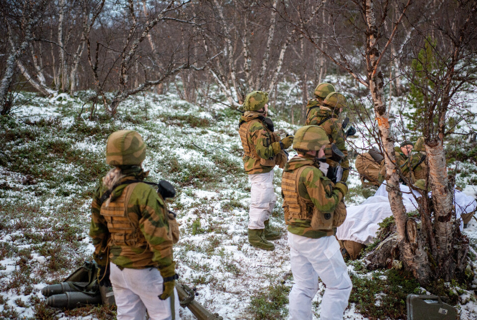 MAKKERSJEKK: Ikke bare ta makkersjekk på antrekk, men også på verdier, skriver soldat Elias Eknes. Bildet er fra en øvelse på Porsangmoen og er tatt i 2020.