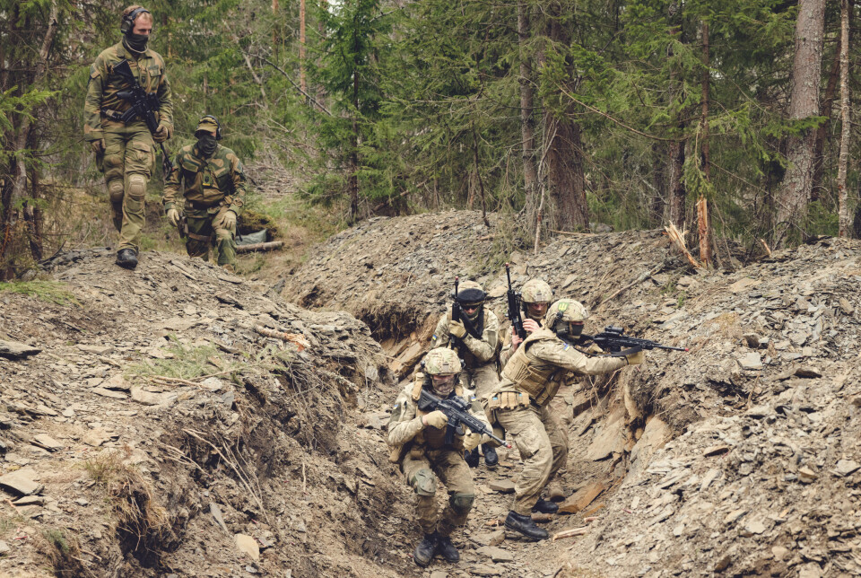 SKYTTERGRAVSKRIG: Ukrainske soldater rydder skyttergraver mens norske HV-instruktører følger hakk i hæl.