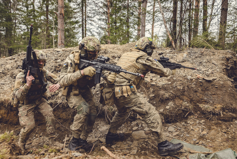 FREMAD: Ukrainske soldater løper gjennom skyttergravene mens treningsgranater og løsskudd hagler.