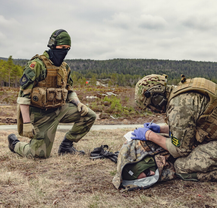 SANITET: En norsk instruktør følger med mens en ukrainsk soldat noterer skadeomfanget.