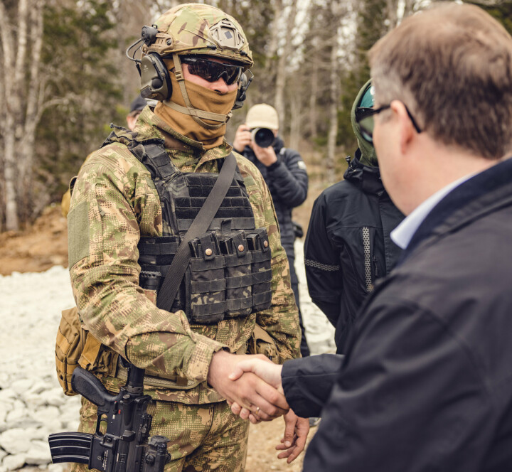 TAKKER: En ukrainsk soldat takker forsvarsminister Bjørn Arild Gram for Norges innsats.
