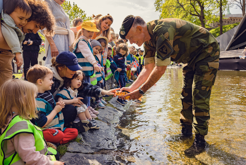 KARPE: Opperuds hverdag kan bestå av alt fra utsetting av karper i karpedammen på Akershus festning til slottsmiddager og seremonier som på Veterandagn (bildet under).
