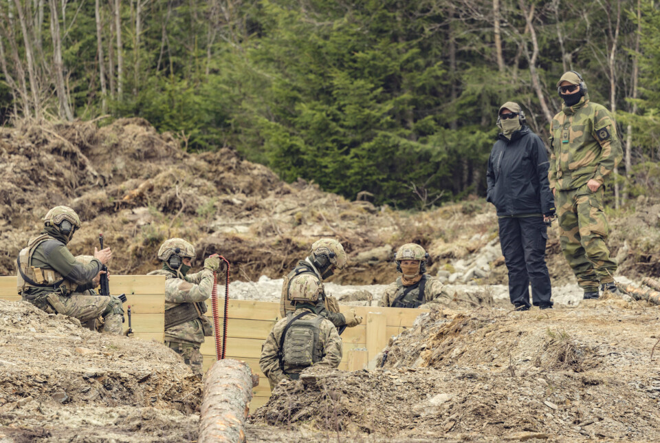 TRENER I TRØNDELAG: Ukrainske soldater får opplæring av Heimevernet i Trøndelag. De får også øve og trene på 17. mai.