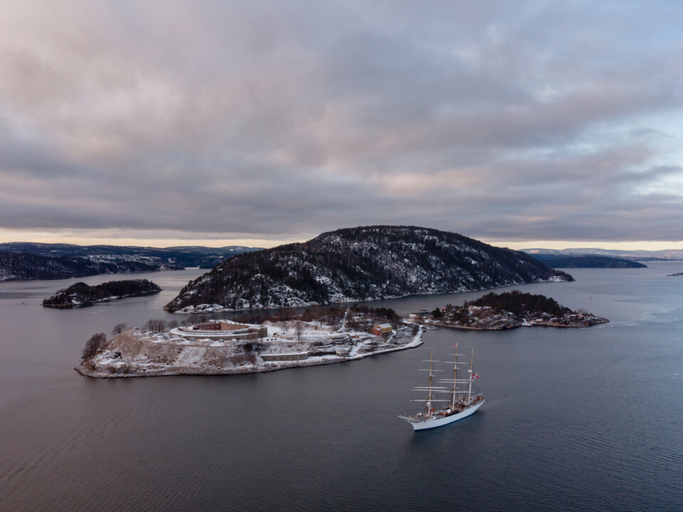OSCARSBORG: Større deler av den historiske festningen kan bli gjort om til hotell. Bilder er fra 2021, da Statsraad Lehmkuhl seilte forbi.