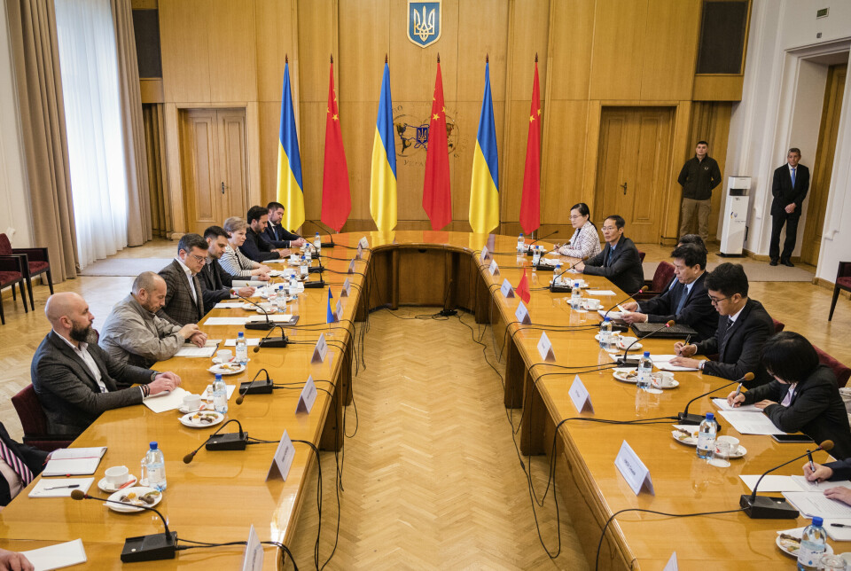 DISKUTERTE KRIGEN: Representanter fra det ukrainske og kinesiske utenriksdepartementet under denne ukens samtaler i Kyiv.