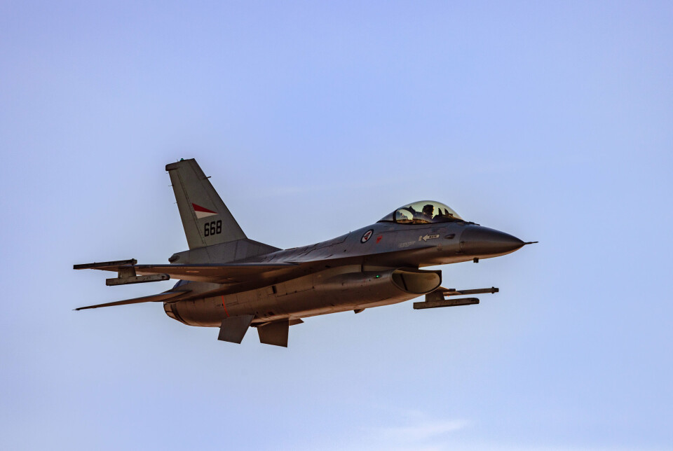 SELGES: Et F-16 kommer inn for landing på Kjeller. Norge har inngått avtaler om salg av 44 gamle F-16.