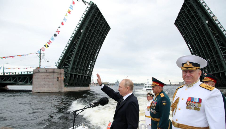 INNERST I FINSKEBUKTA: Russlands president Vladimir Putin vinker fra et fartøy under en maritim parade utenfor St.Peterburg innerst i Finskebukta 31. juli 2022.