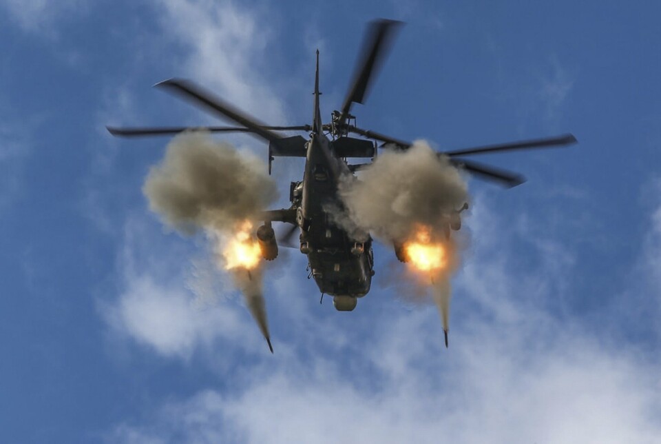 LIUFTMAKT: Et russisk Ka-52 Alligator angrepshelikopter avfyrer raketter mot mål et ukjent sted i Ukraina.