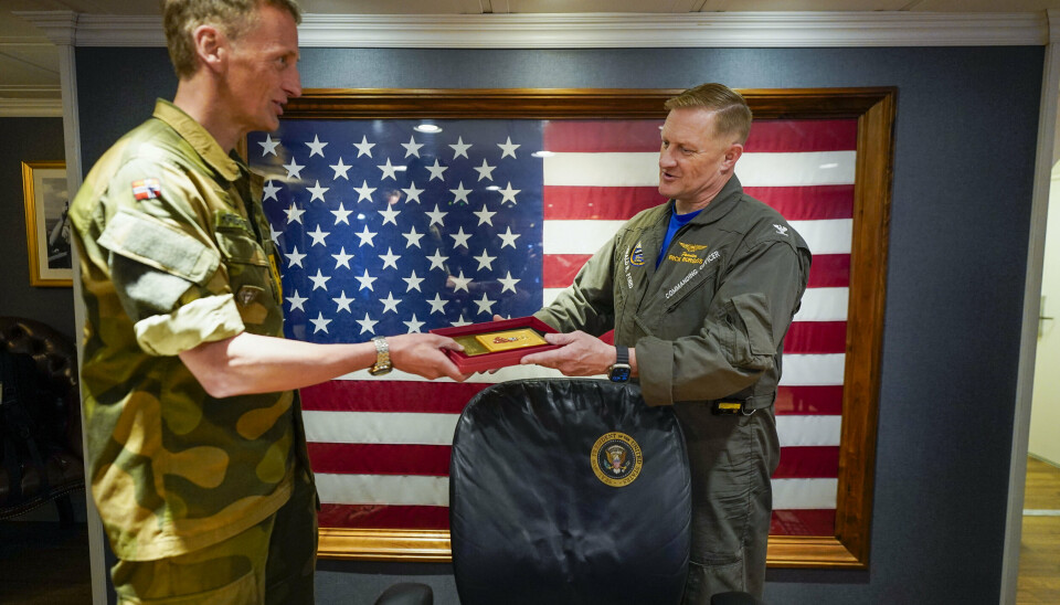 NORDSJØEN: Mandag besøkte forsvarssjef Eirik Kristoffersen det amerikanske hangarskipet USS Gerald R. Ford. Kapteinen på skipet, Rick Burgess mottar en plakett i gave.