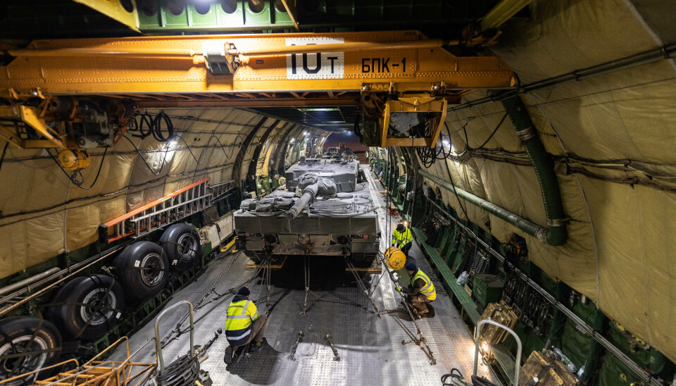 FORSYNINGER: En Antonov An-124 ble i mars 2023 lastet på Gardermoen flystasjon med stridsvogner og ammunisjon donert til Ukraina.