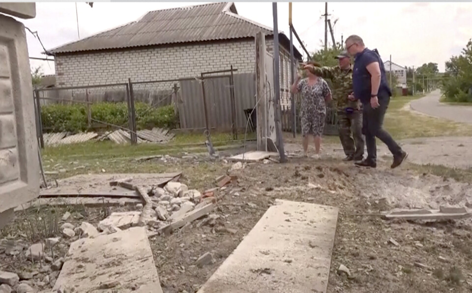 ØDELAGT: Dette stillbildet fra en video viser en skadd bygning i Belgorod-regionen, der Russland anklager Ukraina for å ha stått bak angrep mandag og tirsdag. Russiske motstandsgrupper har tatt på seg ansvaret for angrepene, og Ukraina sier de ikke har vært involvert.