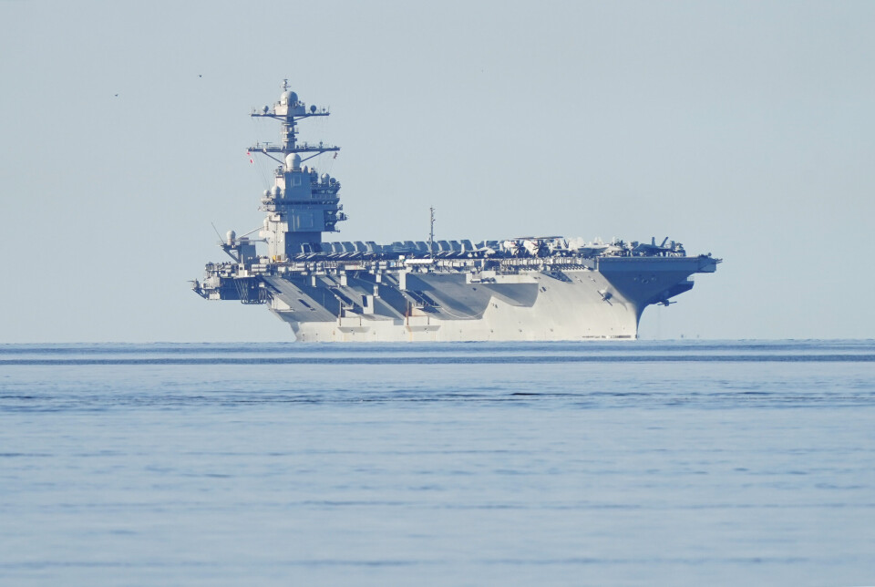 JELØYA: Det amerikanske hangarskipet USS Gerald R. Ford på vei inn Oslofjorden, her ved Jeløya onsdag morgen. Skipet er verdens største krigsskip og skal ligge i havn i Oslo i fire dager.