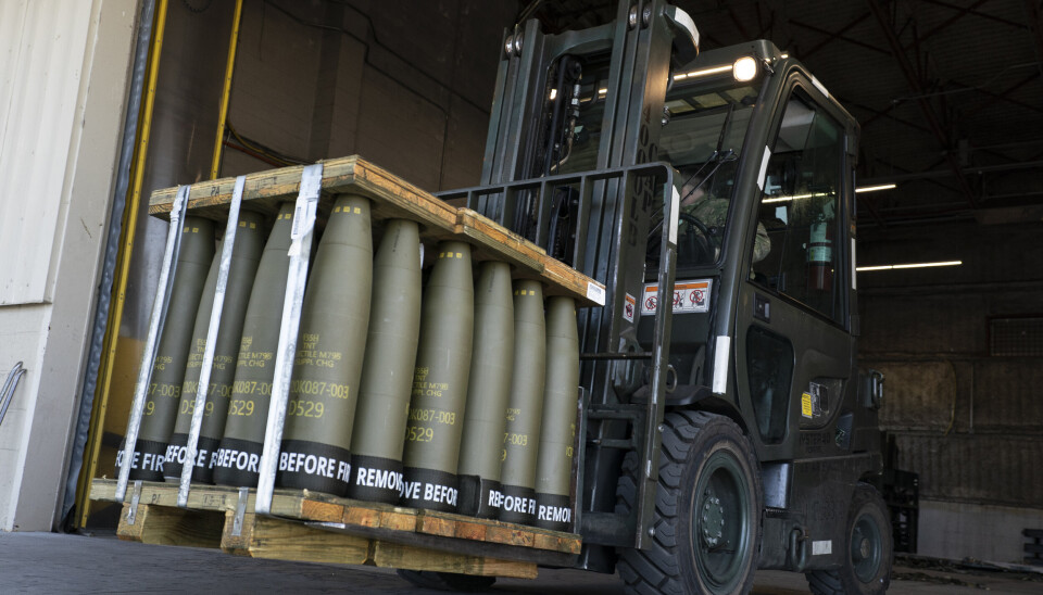 155 MM: En gaffeltruck i Storbritannia pakker artillerigranater som skal til Ukraina. Bildet er fra 29. april 2022.