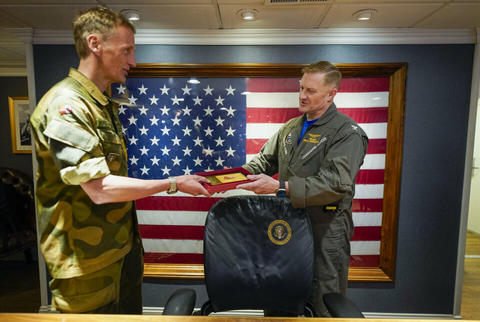 PLAKETT: Forsvarssjef Eirik Kristoffersen gir en plakett i gave til kaptein Rick Burgess under besøket til det amerikanske hangarskipet USS Gerald R. Ford i Nordsjøen utenfor Danmark mandag.