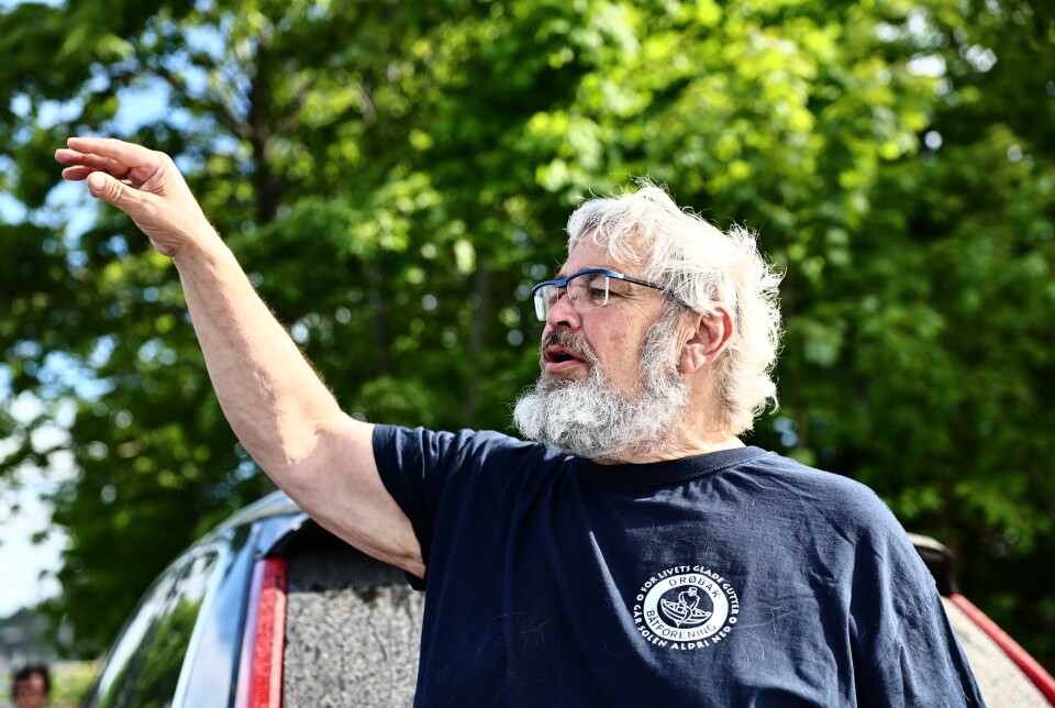 IMPONERT: Eivind Smith har møtt opp for å se innfarten til USS Gerald R. Ford.