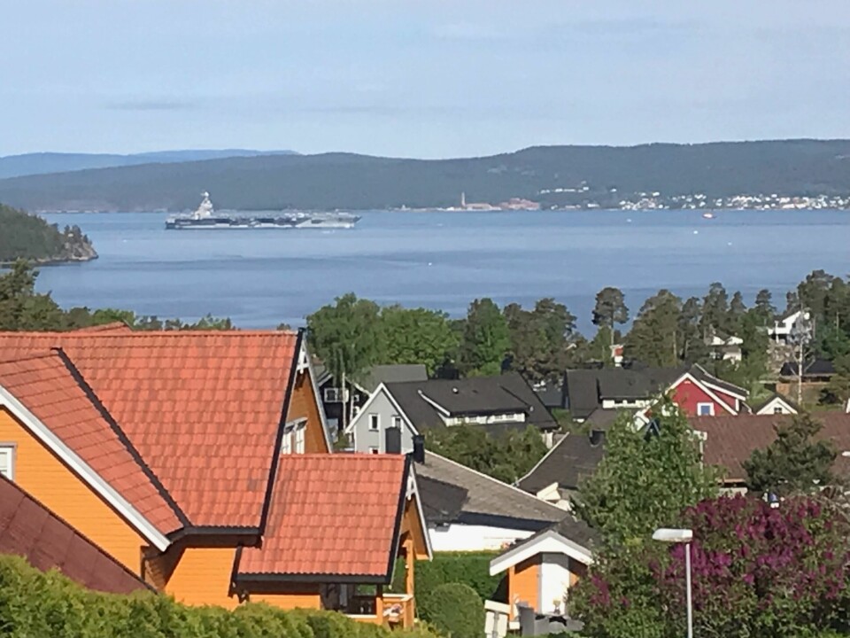 ADMIRALUTSIKT: Tidligere forsvarssjef Haakon Bruun-Hanssen knipset dette bildet av USS Gerald R. Ford onsdag morgen fra sin egen hage.