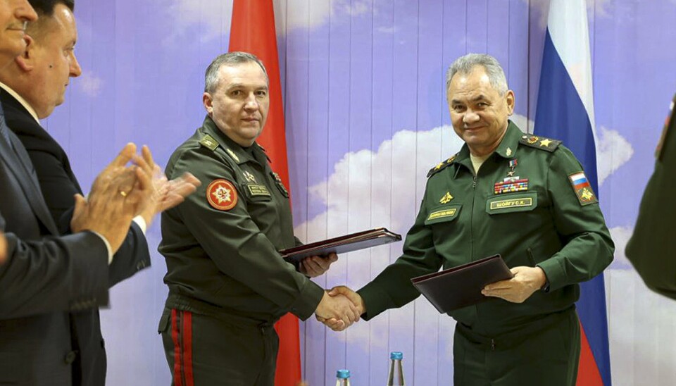 ENIGE: Belarus sin forsvarsminister Viktor Khrenin (t.v.) og Russlands forsvarsminister Sergej Sjojgu (t.h.), her avbildet sammen i februar 2022.