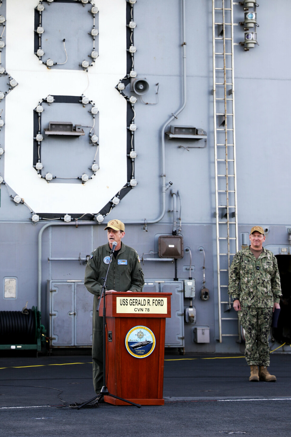 AVTROPPENDE: Kontreadmiral Greg Huffman (t.v.) takket mannskapet for innsatsen.