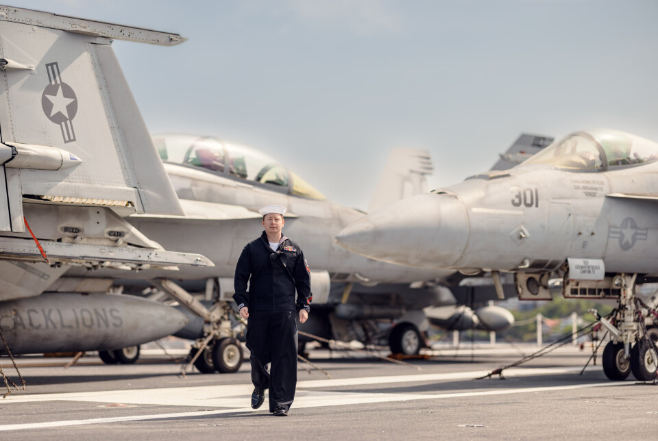 FRAKTJOBB: Seaman Sean Cooley jobber i et team på syv personer som frakter fly mellom hangeren og flystripen på USS Gerald R. Ford. På fritiden tar han minst én time på treningsrommet.